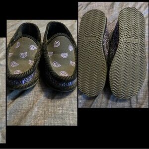 Black and purple bandana slippers